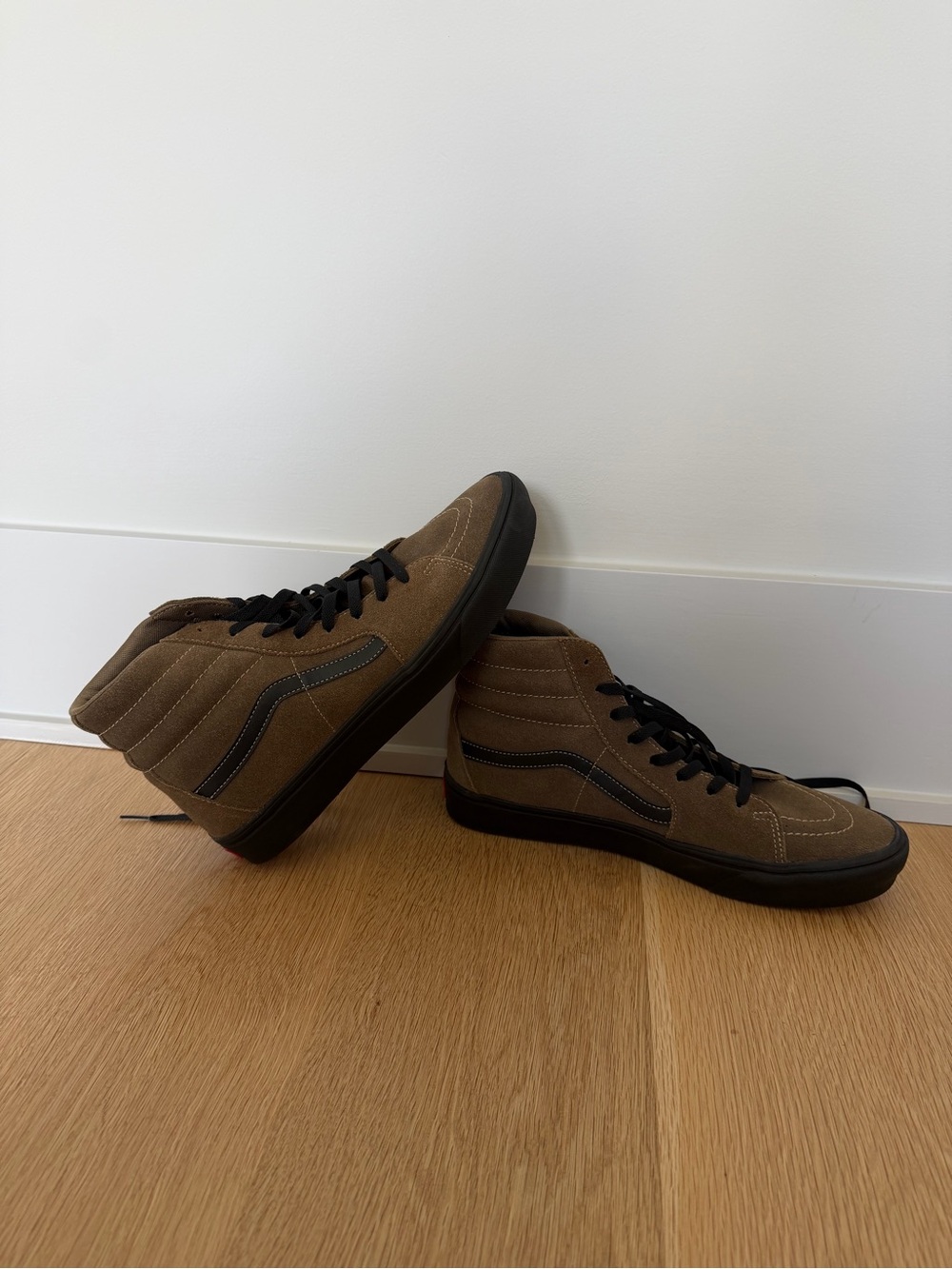 *DISCONTINUED* NEW Men’s Vans sk8-hi Brown Suede High-Tops with Black Trim